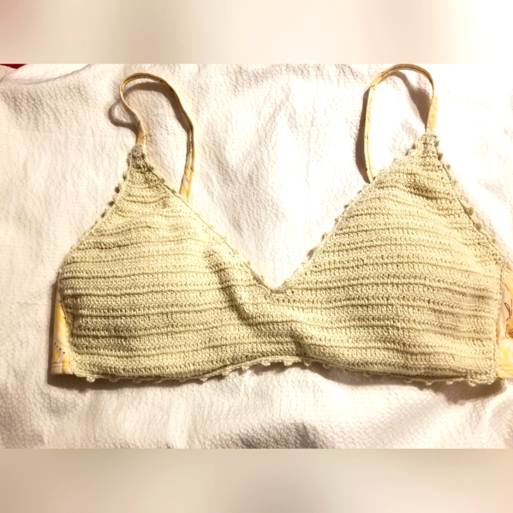 NWT CROCHET BIKINI SWIM TOP M VOLLEYBALL YOGA